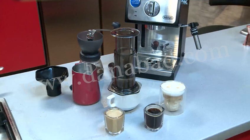 دستگاه قهوه ساز و چند نوع قهوه تهیه شده در دوره قهوه در کافی شاپ