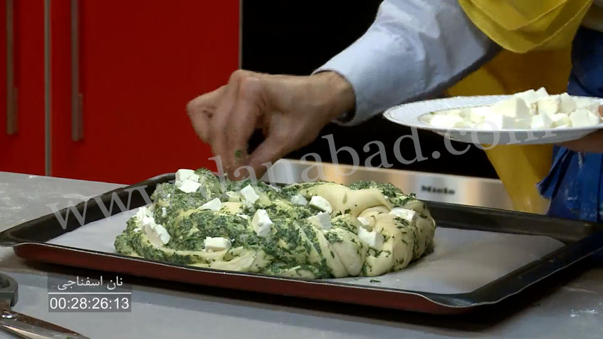 نان اسفناجی در حال تهیه در آموزطش تصویری غذاهای ایتالیایی